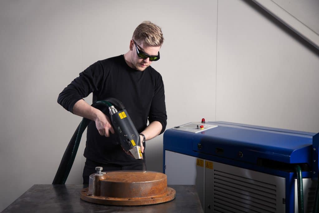 Ruosteen poisto käsikäyttöisellä laserpuhdistuslaitteella.
