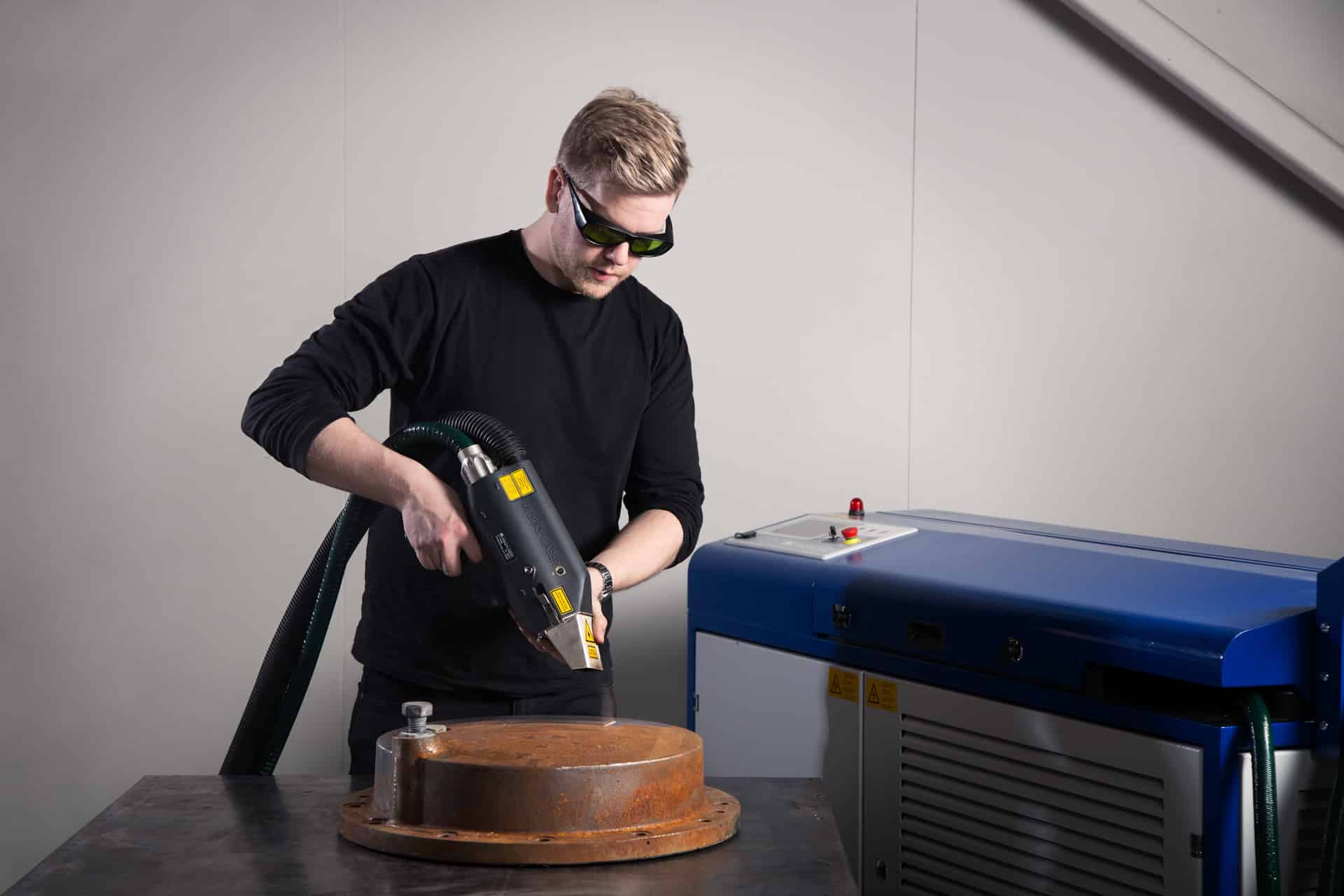 Ruosteen poisto käsikäyttöisellä laserpuhdistuslaitteella.